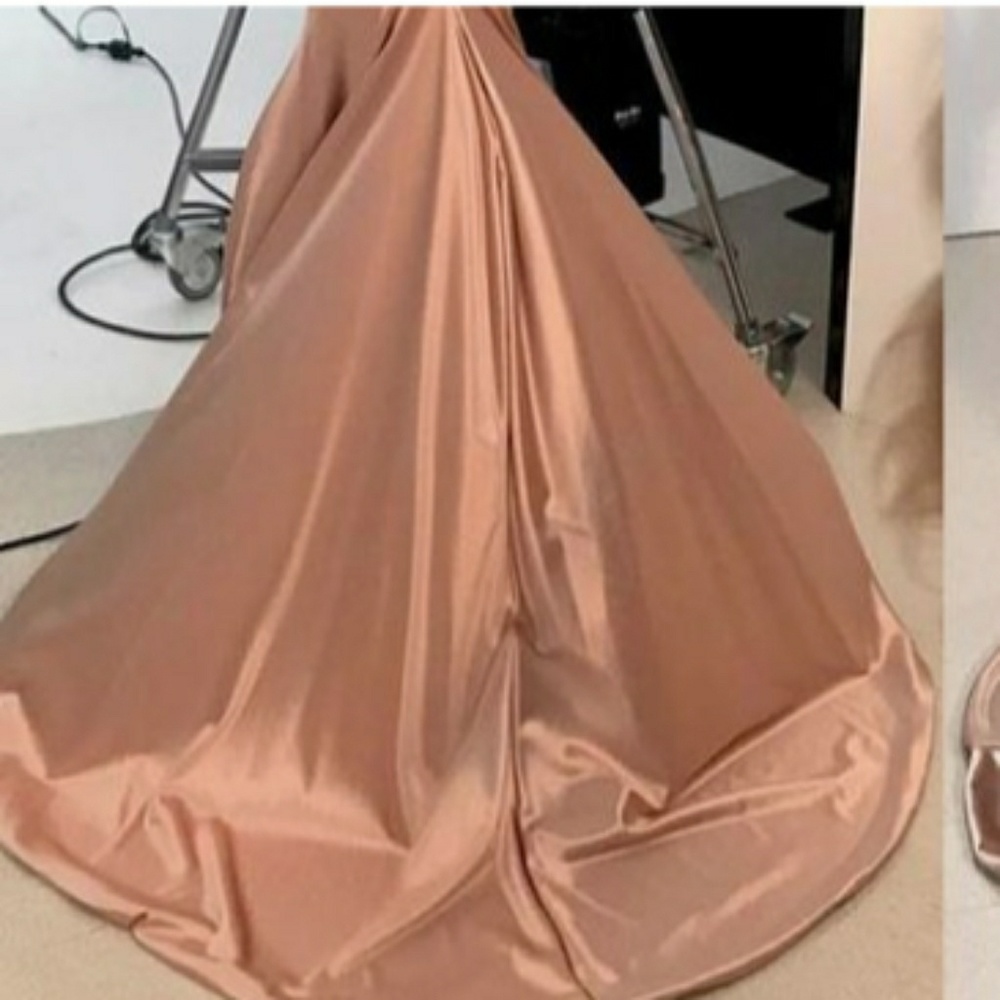 Lace and Satin mermaid gown - Picture 4 of 7